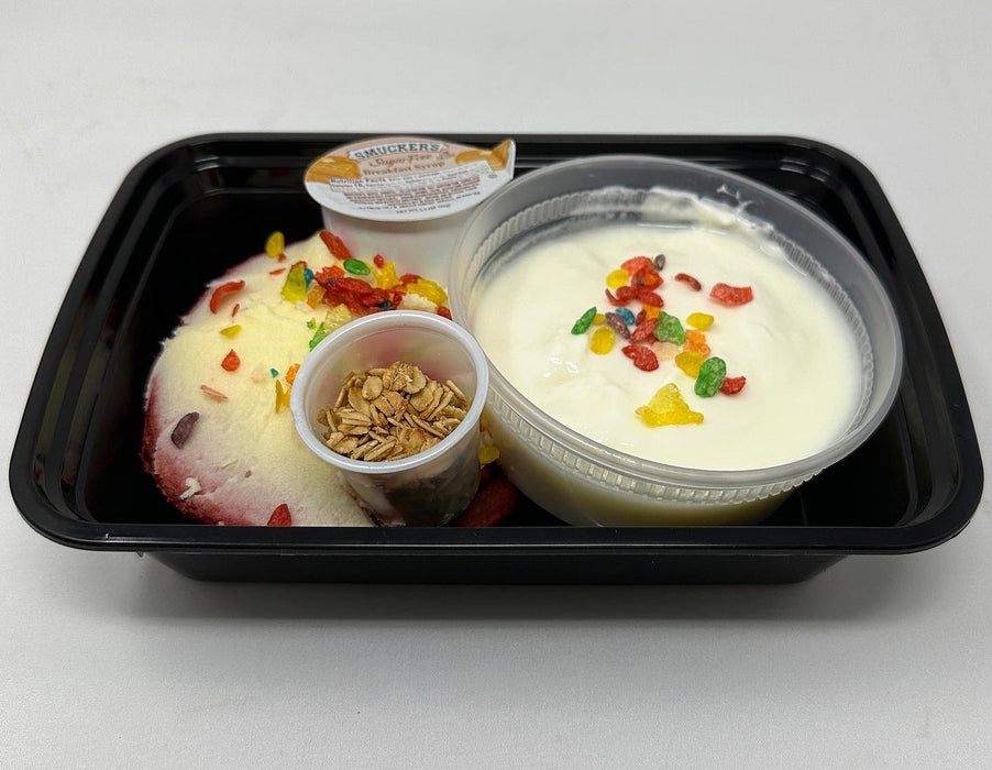 Panqueques proteicos de terciopelo rojo y parfait de yogur