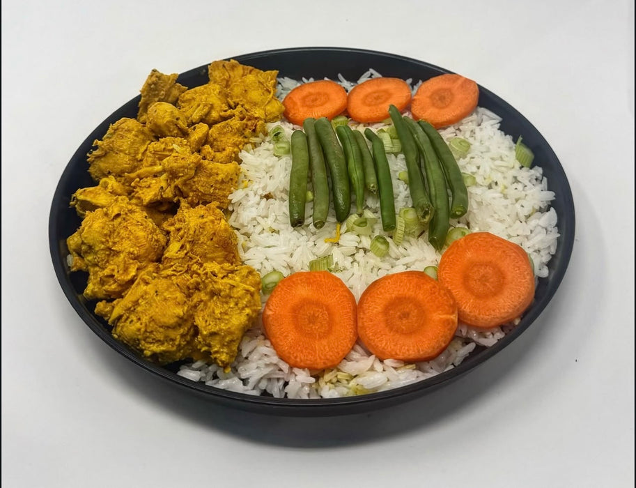 Spartan meal preps - Curry Chicken - NJ Meal Prep Delivery - Curry chicken paired with green beans and carrots and rice on a black plate.