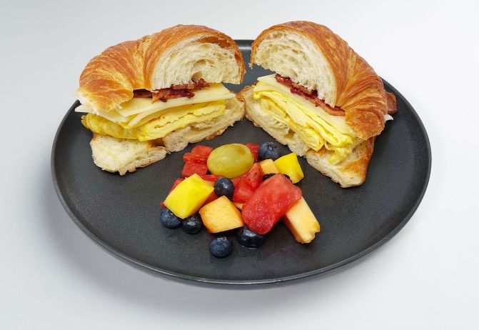 Croissant de salchicha de pavo, huevo y queso