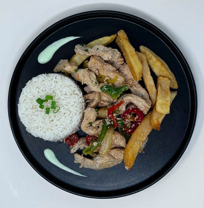 Tazón de pollo salteado con lomo (pollo salteado peruano)