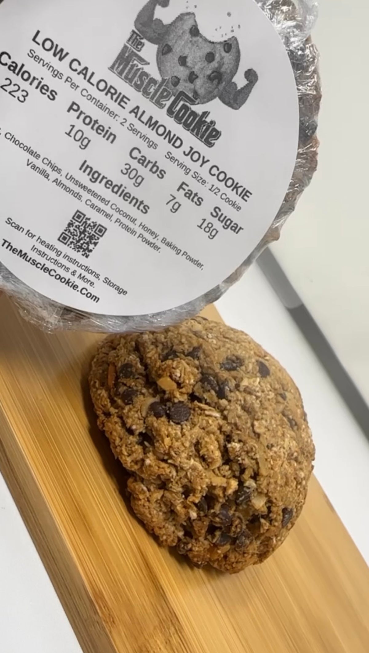 https://spartanmealpreps.com/cdn/shop/files/Spartanmealpreps-themusclecookielodinjbakery-lowcaloriealmondjoyoatcookie_1200x2124.jpg?v=1684063667